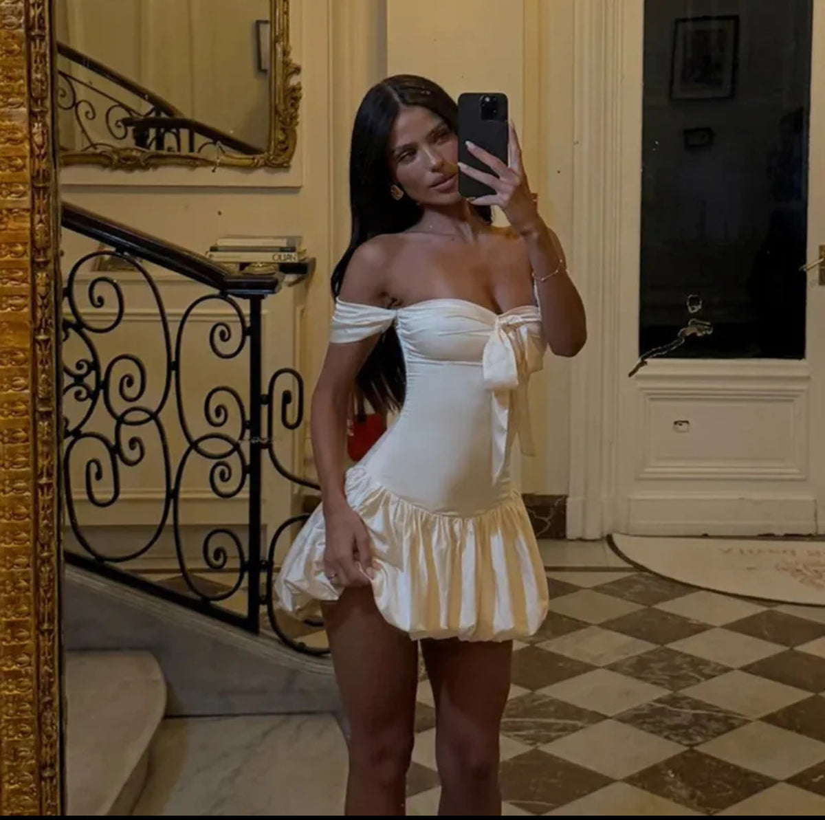vestido blanco tiene un estilo romántico y femenino